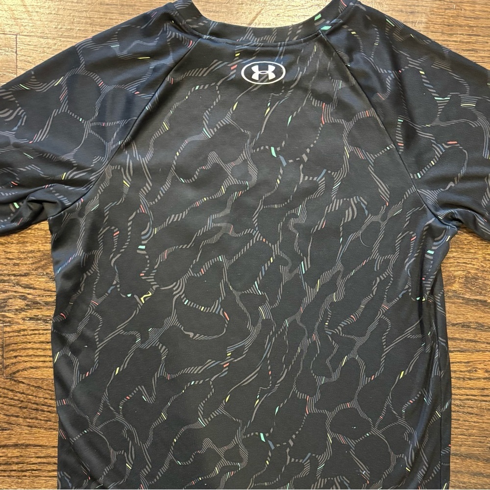 Under Armour Black and White HeatGear Shirt - Picture 5 of 6